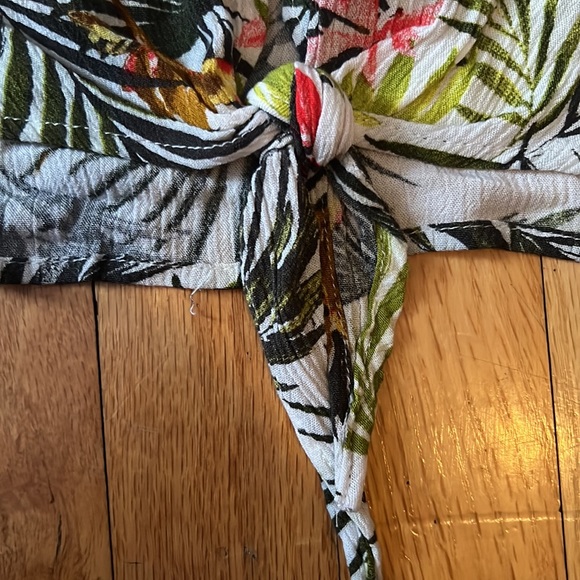 Floral Hawaiian crop top white lotus - Picture 3 of 3